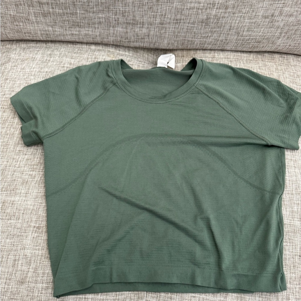 Lululemon Swiftly Tech Cropped short Sleeve Shirt size 8
Grey eucalyptus